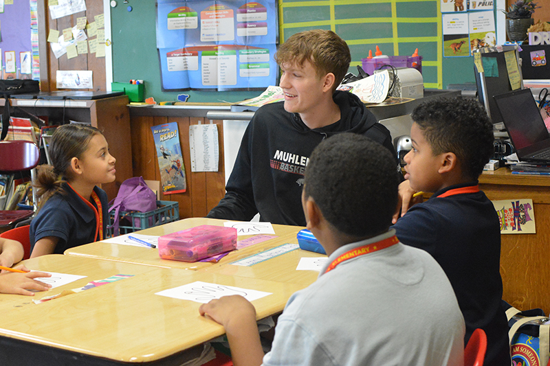 The #Muhlenberg basketball teams went back to school yesterday, visiting kindergarten and third-grade classes at Jefferson Elementary School to read books and help the youngsters with a project.

▶ For more pics, see our Facebook and Instagram sites

#CentConf #d3hoops