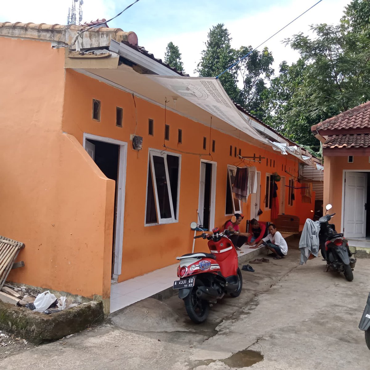 kalau ada yang minat kontrakan 5 pintu luas tanah 200m di Ciomas, Serang bisa deh langsung DM buka harga 300juta untuk membeli satu unit Mobil Perpustakaan Keliling Busa Pustaka dan pengembangan Bank Sampahnya plus usaha bersama pegiat literasi jalanan. bantu share ya 😊🙏