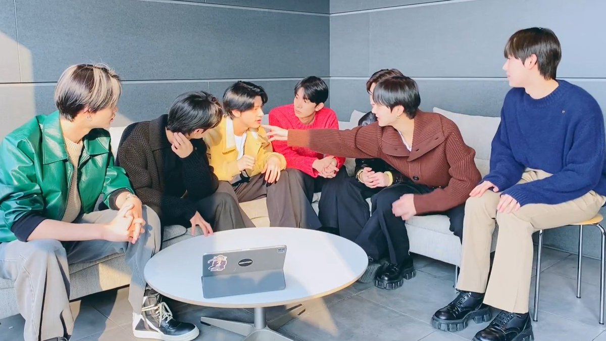 jwoonie_'s tweet photo. sunghoon y heeseung dijeron que jake es lindo/bonito, sunoo cree que es la persona más guapa que ha visto, jay incluso dijo que es atractivo para hombres y mujeres, jungwon dijo que solo mirarlo es reconfortante y según ni-ki, es tan lindo que quiere cuidarlo, ENHYPEN AMA A JAKE. https://t.co/lamhT9SPFd
