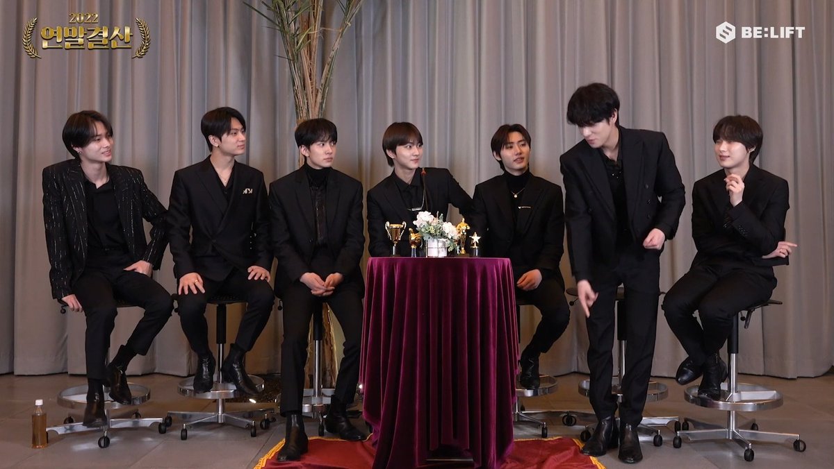 jwoonie_'s tweet photo. sunghoon y heeseung dijeron que jake es lindo/bonito, sunoo cree que es la persona más guapa que ha visto, jay incluso dijo que es atractivo para hombres y mujeres, jungwon dijo que solo mirarlo es reconfortante y según ni-ki, es tan lindo que quiere cuidarlo, ENHYPEN AMA A JAKE. https://t.co/lamhT9SPFd