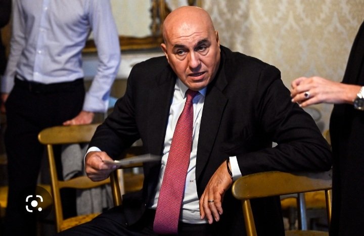 DavideR46325615's tweet photo. "Non avremmo voluto aumentare il prezzo dei carburanti, ma non ci sono le risorse" ha dichiarato il Ministro Guido Crosetto, esponente dello stesso governo che ha aumentato del 12% il vitalizio agli ex consiglieri regionali. https://t.co/tb0F95ddTt