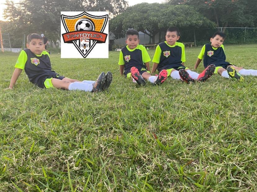 Disfrutemos de nuestra niñez con el mejor deporte ⚽️🐝                                     Feliz día de los Reyes para cada uno de los niños de Tantoyuca en especial para los pequeños de nuestro club 🤴