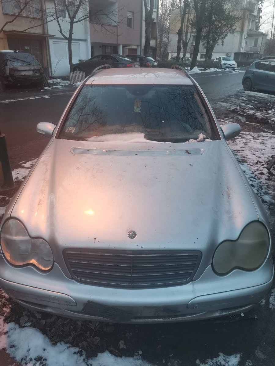 LokternStrok's tweet photo. Vise od dve godine napusteno vozilo. Izmedju zgrada 1 i 3 ulica Kalovita Palilula. @prijavi_problem https://t.co/KHoGyAls1f