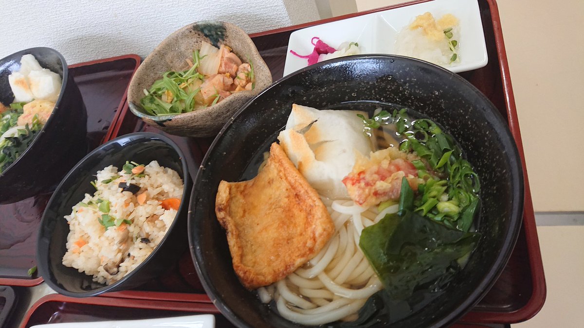nagukei0409's tweet photo. 去年、行き付けのスーパーで仲良くなった店員が今年は見当たらない

従業員の反応を���ると何やら複雑な
状況なのはアホの俺でも見て取れた

ラインで本人に聞いてみる
やっぱり複雑な状況だったのはアホの俺でも理解出来た

お昼
力うどん　鮭バターご飯
#料理 https://t.co/Oci3rPwW9J