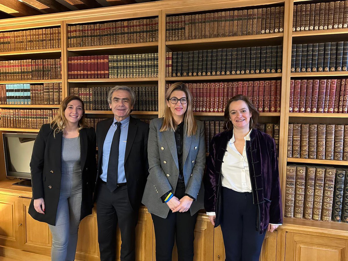 Rencontre avec <a href="/s_yoncourtin/">Stéphanie Yon-Courtin</a> députée européenne 🇫🇷🇪🇺 et ancienne consœur mobilisée sur les questions de régulation du secteur numérique. Sujet essentiel pour <a href="/Avocats_Paris/">Avocats de Paris</a>. Rendez-vous vite à Paris, Strasbourg ou Bruxelles pour les 5 ans du #RGPD avec <a href="/Europarl_EN/">European Parliament</a> et <a href="/DBFBXL/">DBF</a> !