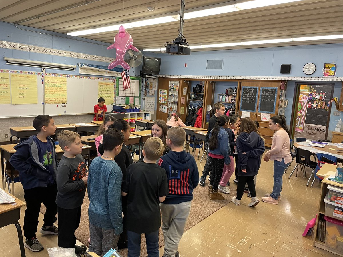 Morning Meeting Friendship Relay in 3R. Teams working together to figure out the best way for each situation. #morningmeeting #FriendshipGoals @MawbeyStreet1 @WdbgSchools @Ms_Siha_Mawbey @Mawbey1DEI @J_Massimino