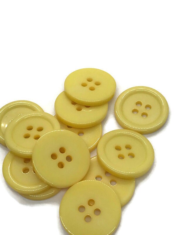 Vickys228's tweet photo. 50 20mm Yellow Resin Buttons https://t.co/aMyDtFede7 #Beads #letterbeads #cabochons #Etsy #charms #stampingsupplies #Jewelrysupplies #handmadejewelry #craft supplies #VickysJewelrySupply #RoundButton https://t.co/xNq0BNZ2wE