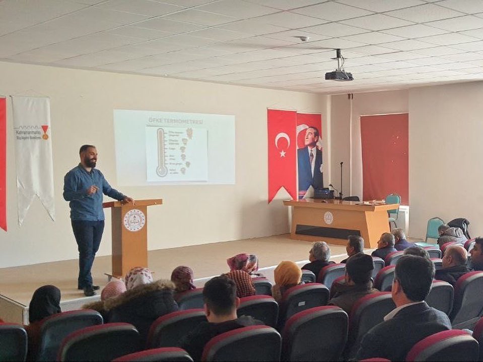 Elbistanram's tweet photo. Ekinözü ilçesi eğitim kurumlarında çalışan yardımcı personel, kantin görevlileri, servis şoförleri ve güvenlik görevlilerine “Öfke ve Stres Yönetimi” semineri kurumumuz Psikolojik Danışman/Rehber Öğretmeni Derviş ÖNER tarafından gerçekleştirilmiştir. @tcmeb @MebOrgm https://t.co/ds5V4n1VGp