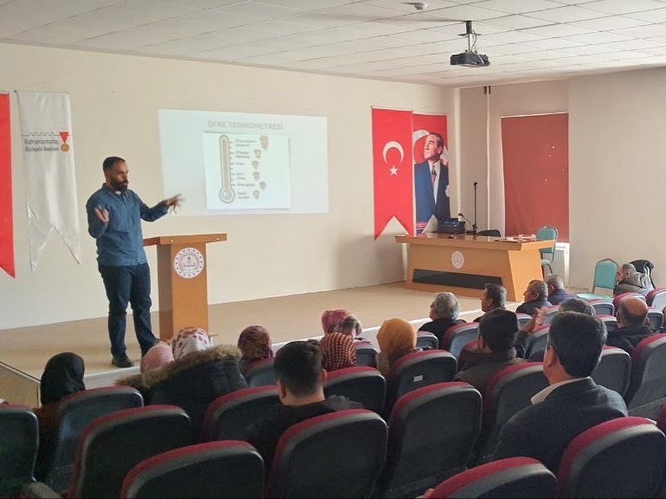 Elbistanram's tweet photo. Ekinözü ilçesi eğitim kurumlarında çalışan yardımcı personel, kantin görevlileri, servis şoförleri ve güvenlik görevlilerine “Öfke ve Stres Yönetimi” semineri kurumumuz Psikolojik Danışman/Rehber Öğretmeni Derviş ÖNER tarafından gerçekleştirilmiştir. @tcmeb @MebOrgm https://t.co/ds5V4n1VGp