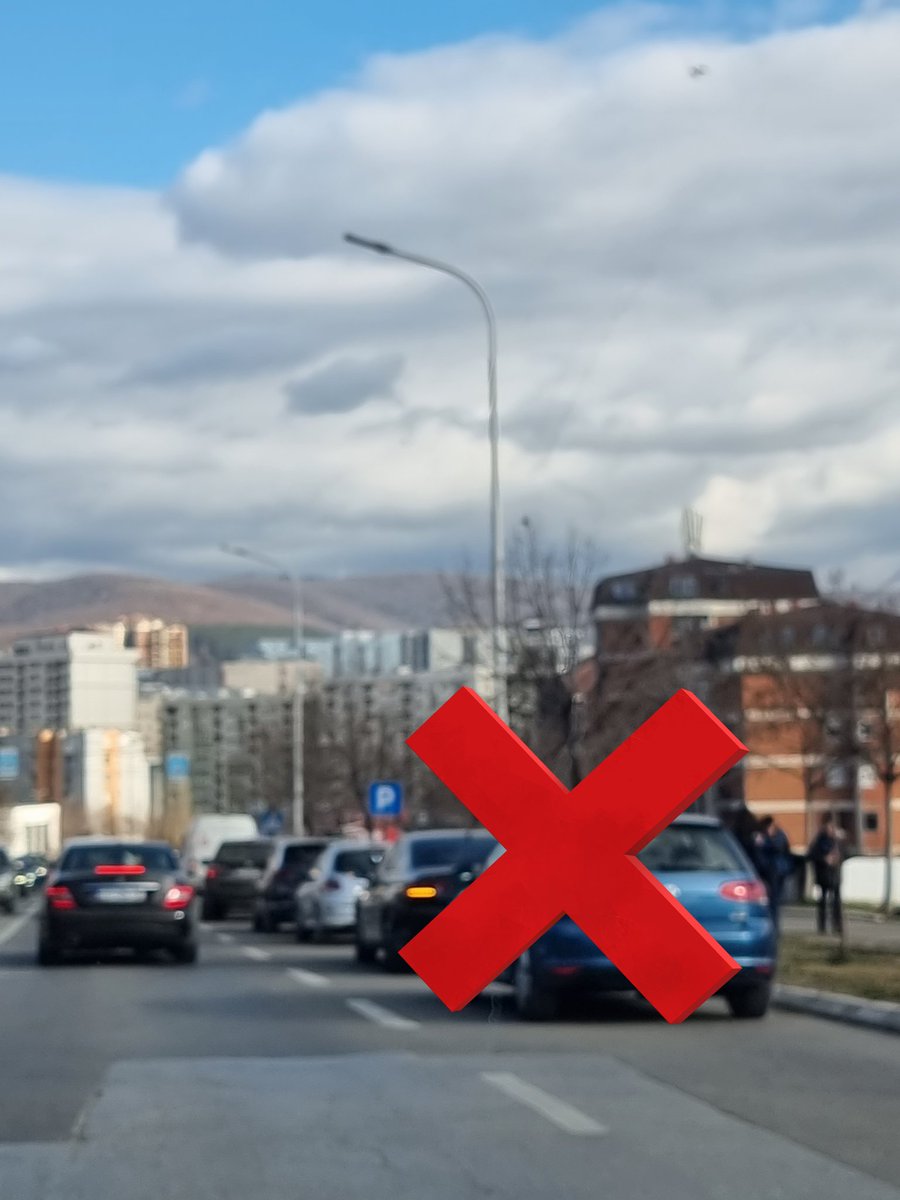 Te nderuar <a href="/KPrishtines/">Kryeqyteti Prishtina</a>, qe te kete qarkullim te lehte rruga te Ismail Qemali, ky shirit qe sherben edhe si parking per taxi duhet te lirohet. Veturat qe shkojne ne rrugen B e shfrytezojne kete, ndersa majtas ata per te Xhambazet. Perndryshe tollovia deri te 1 Tetori cdo dite.