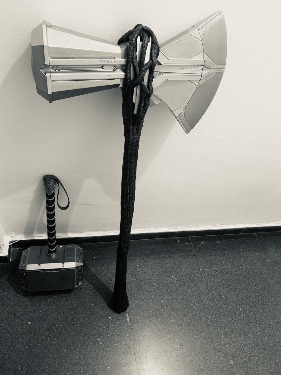 antoniodeljunco's tweet photo. De cuando los Reyes vienen de Asgard #Thor #MagicKings #Mjiolnir #DestructorDeTormentas #AmoryTrueno @chrishemsworth @ElsaPataky_ #VengaAustedeEh https://t.co/FUSmh3Hofj