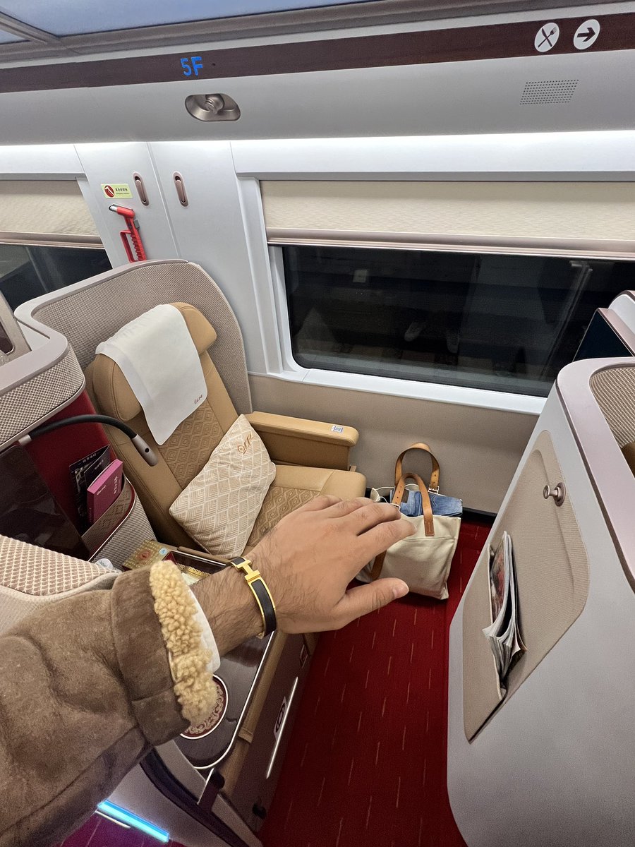 DrMax50524015's tweet photo. Ready for the luxurious & fastest train from shanghai to Beijing route just in 4 hours #shanghai #beijing #2023NewYear #China #NewYorkCity #PakvsNZ #DrLife #laowai https://t.co/OUm7xQq2xh