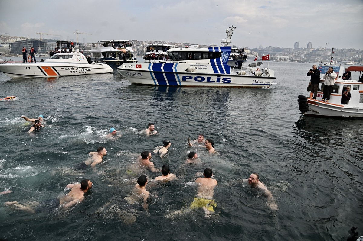 androulakisnick's tweet photo. Είχα την τιμή και τη χαρά να εορτάσω τα Θεοφάνεια με τους Έλληνες της Πόλης. Εύχομαι το νέο έτος να είναι ένα φωτεινό έτος, υγείας, χαράς, κοινωνικής δικαιοσύνης και ευημερίας για όλες τις Ελληνίδες και όλους τους Έλληνες απανταχού της γης. https://t.co/WiOdt1YpP8