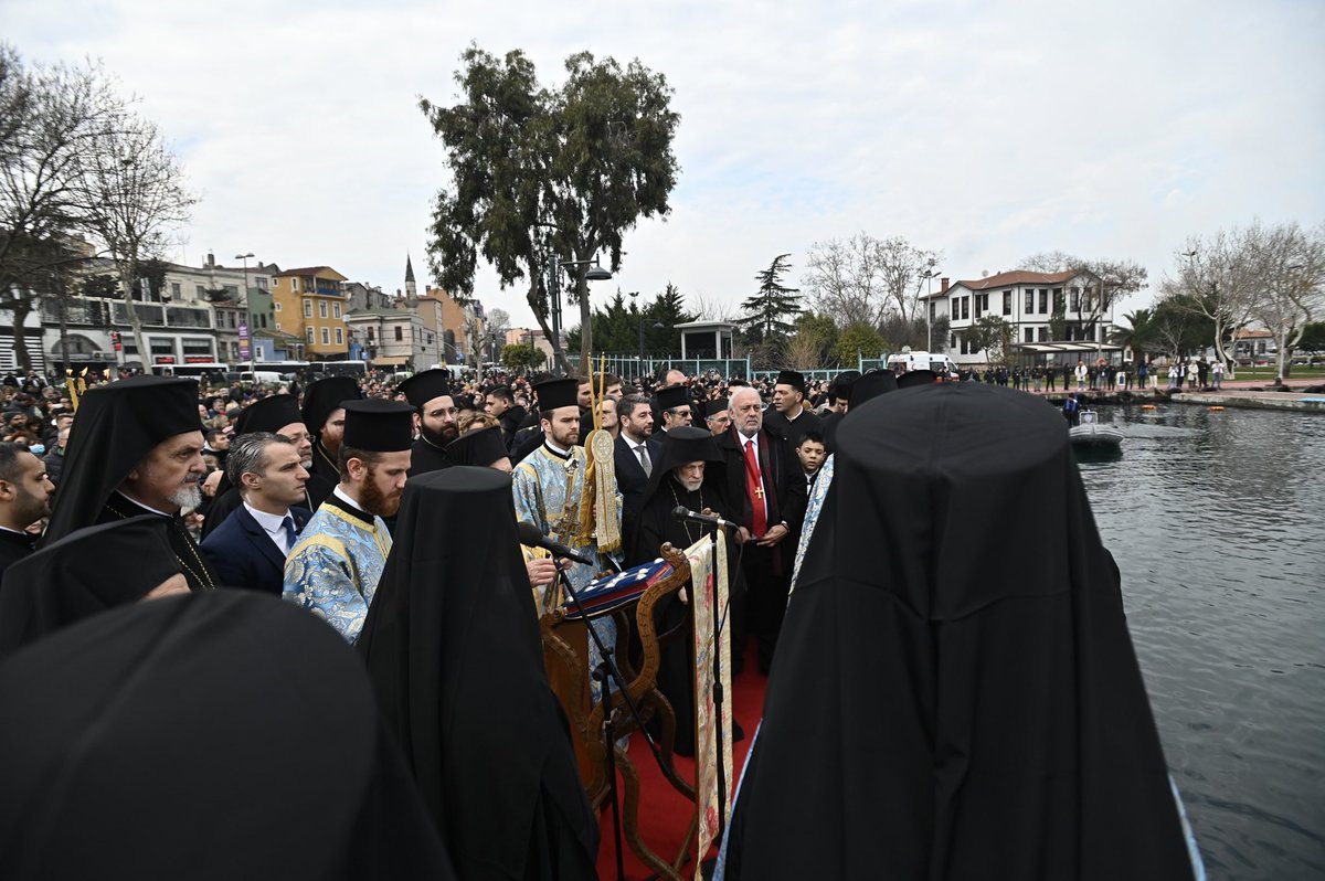 androulakisnick's tweet photo. Είχα την τιμή και τη χαρά να εορτάσω τα Θεοφάνεια με τους Έλληνες της Πόλης. Εύχομαι το νέο έτος να είναι ένα φωτεινό έτος, υγείας, χαράς, κοινωνικής δικαιοσύνης και ευημερίας για όλες τις Ελληνίδες και όλους τους Έλληνες απανταχού της γης. https://t.co/WiOdt1YpP8