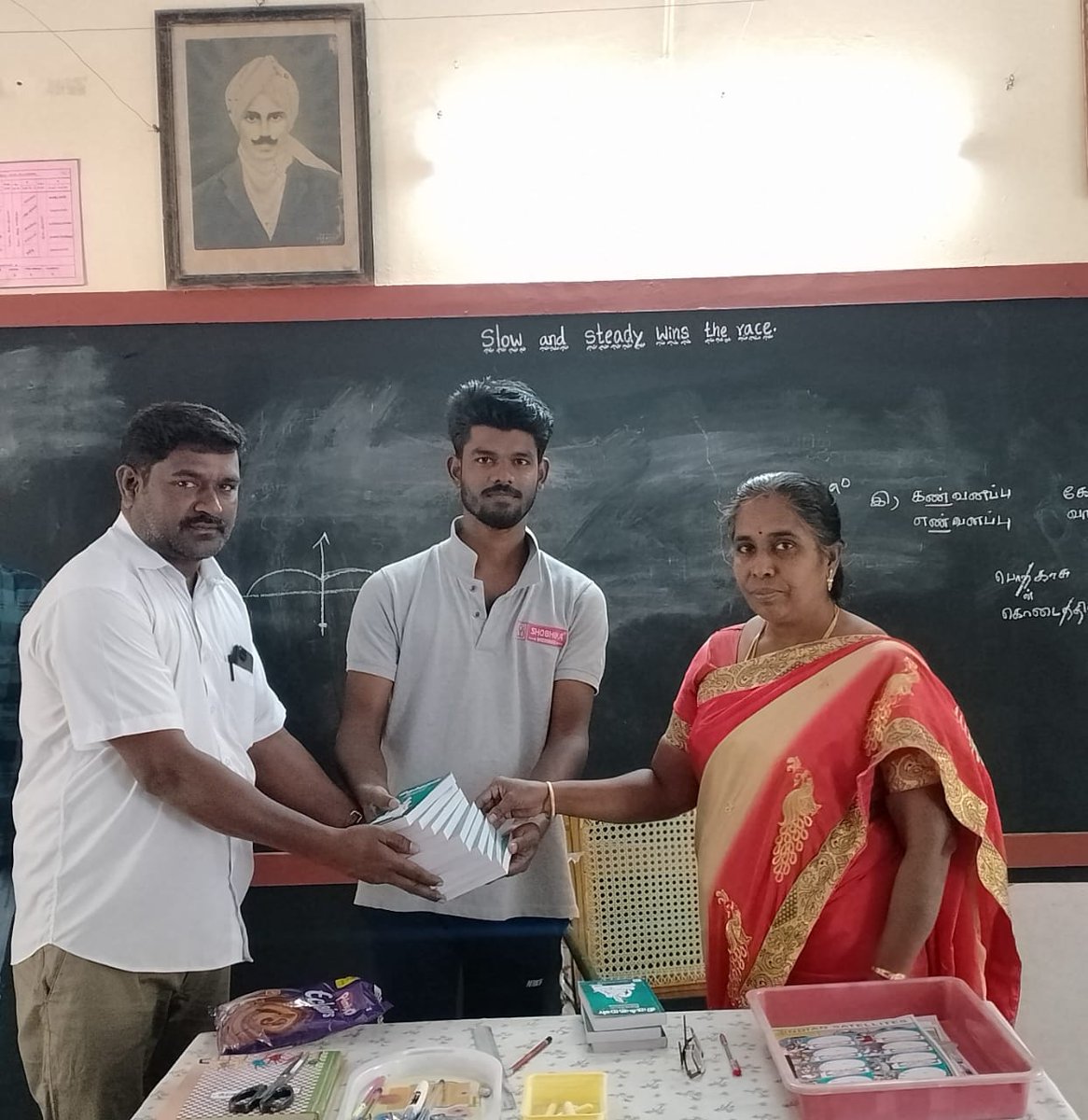 Saran_ajil's tweet photo. அரசு பள்ளி மாணவர்களுக்காக திருக்குறள் போட்டிக்கு 10000 பரிசுத்தொகை அறிவித்ததால் திண்டுக்கல் மாவட்டம் நத்தம் ஒன்றிய தலைமை ஜெயம் ரவி ரசிகர் மன்றம் சார்பில் மாவட்ட பொருளாளர் திரு.LTB அருண் இன்று பத்து மாணவர்களுக்கு திருக்குறள் விளக்கத்துடன் புத்தகம் வழங்கப்பட்டது..
@actor_jayamravi https://t.co/DWfMsqiZaI