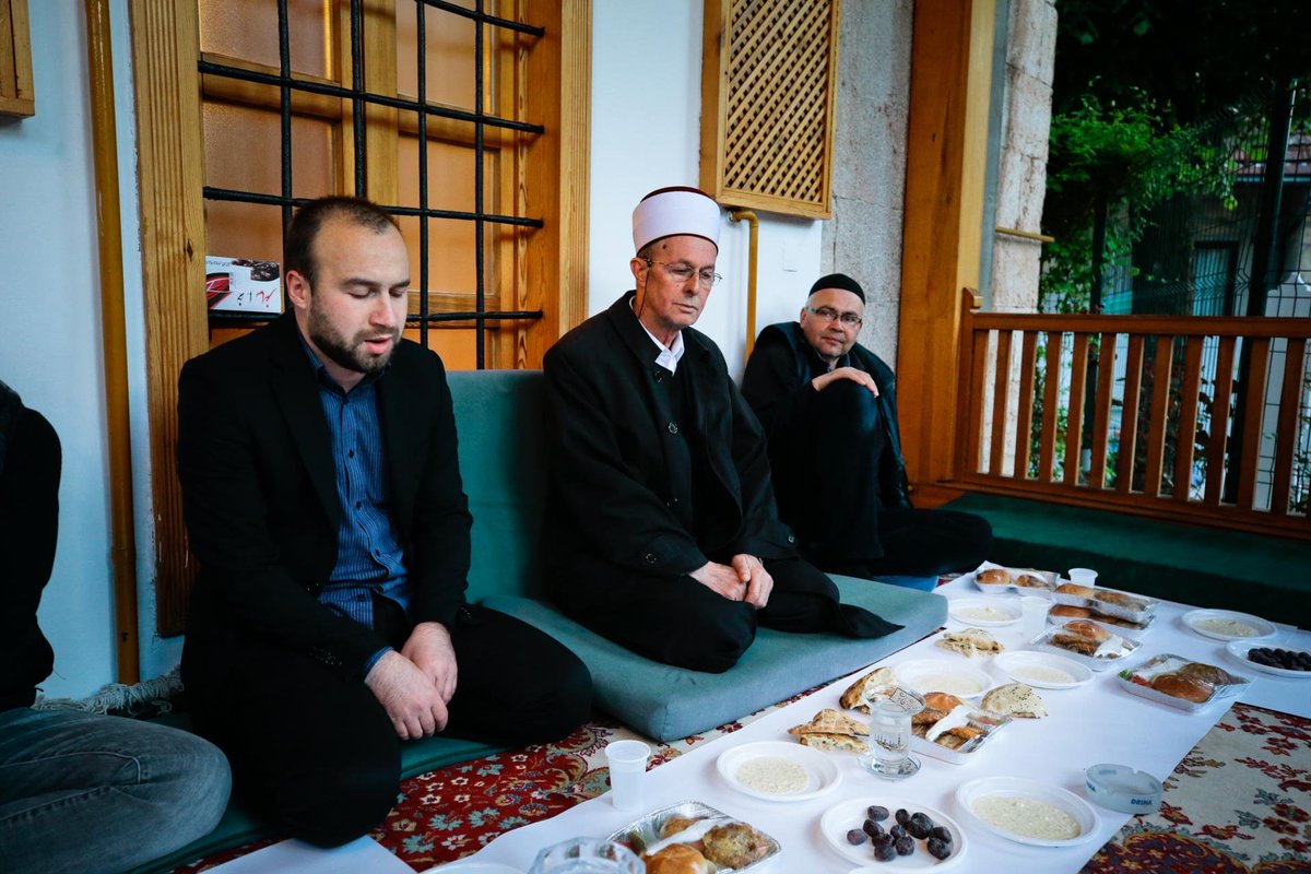 Babam... Hacı hafız Vehbiya Şeçeroviç, Saraybosna'daki Gazi Hüsrev Bey camisinin 40 yılı aşkın baş müezzini. 

Bugün, hafız oluşunun 50. yılını kutluyor.