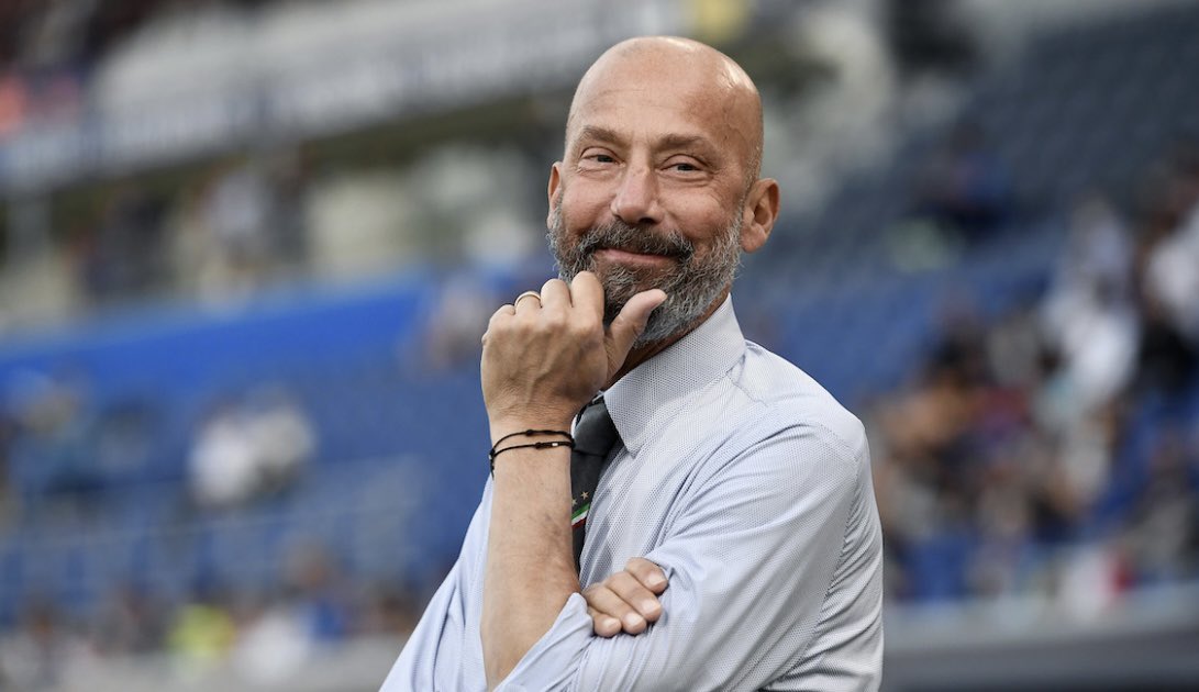 UntitledMagazin's tweet photo. #rip #GianlucaVialli #calcio #sport 

Lutto nel mondo del calcio e dello sport: È morto Gianluca Vialli 

L'ex attaccante di Juve e Sampdoria e capodelegazione della Nazionale azzurra aveva 58 anni e da cinque anni lottava contro un tumore al pancreas. https://t.co/qUK2v82q78