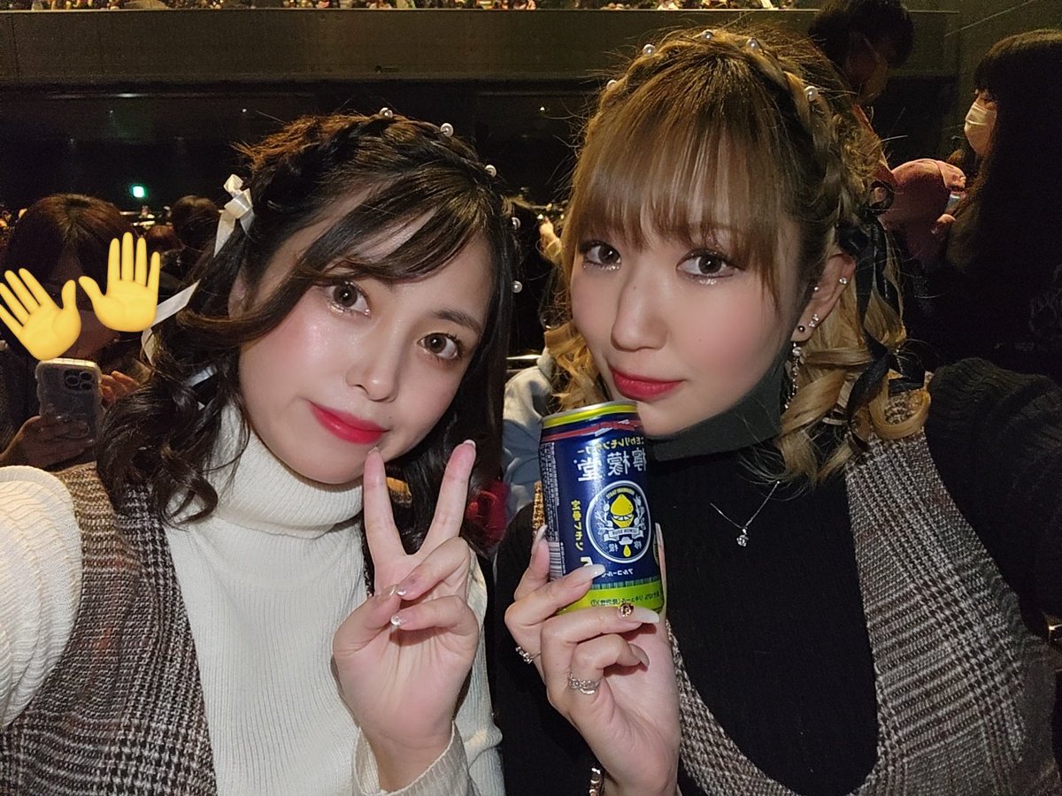 mmmm12112803's tweet photo. アンカフェ最高でした(；＿；)
2列目と思ってたらまさかの最前で
テンション上がりまくり😭👐

今日はお洋服も髪の毛もおそろにしたよ！

夏のライブも楽しみ✨

#アンカフェ20th  #アンカフェ https://t.co/3nCIbP0rVC