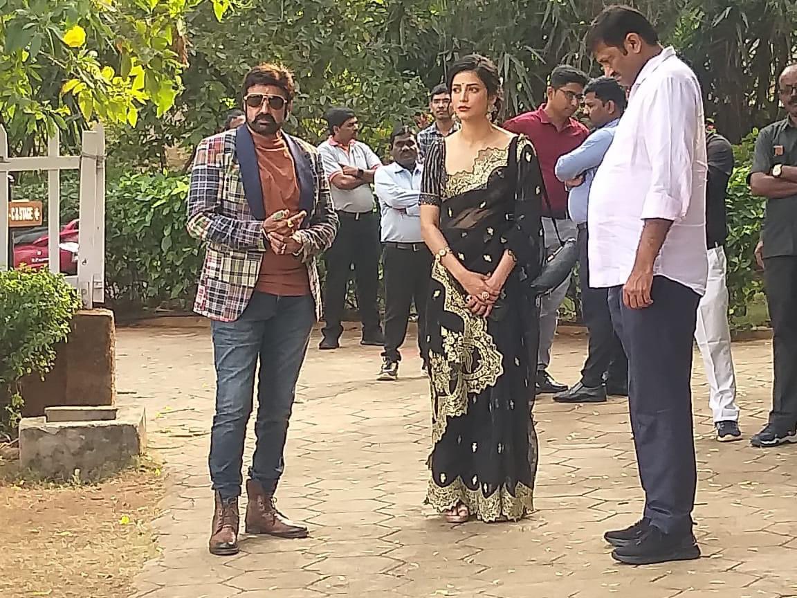 DvvProductions's tweet photo. #NandamuriBalakrishna, #ShrutiHaasan, #NaveenYerneni along with Team #VeeraSimhaReddy started on a Chopper at Hyderabad to Ongole for the Massive Pre-Release Event.🤩 🎉

#GopichandMalineni #ShruthiHassan #ThamanS #MythriMovieMakers  #SonyMusicSouth https://t.co/YrotkNUoQw