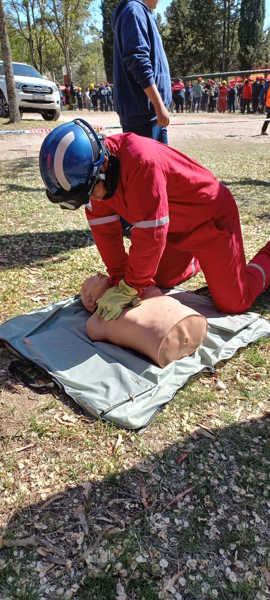 bomberosRA's tweet photo. Ayer se habló mucho de #RCP. Lo que podemos decir es que la inmediatez en aplicar esta técnica por alguien entrenado, sea o no profesional, puede aumentar la taza de sobrevida de una persona con un paro cardiorespiratorio (sigue)⬇️ https://t.co/ehWODs1rQl