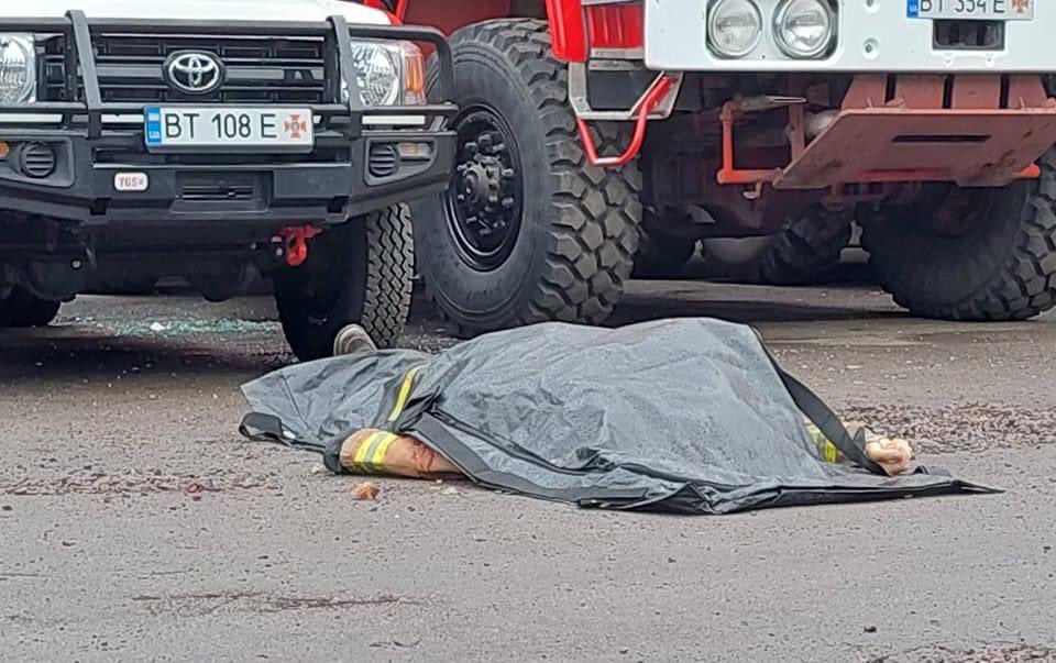 maria_avdv's tweet photo. Kherson. Orthodox Christmas. Killed rescuer. Russia shelled the second fire station in two days. It’s them talking about Christmas truce. We are fighting with terrorists. https://t.co/VtSeHt4e8A