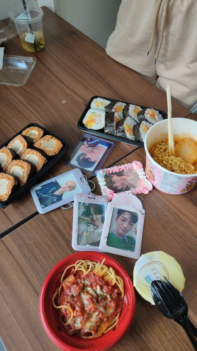 _009599_'s tweet photo. 오늘의 점심 메뉴 ㅎㅎㅎ 
오늘 친구들 떡분에 재미있는 하루를 보냈어요🥺
@keumbae_
@ddanaminnie
@JF_inloved_ https://t.co/z03BXG4MbY