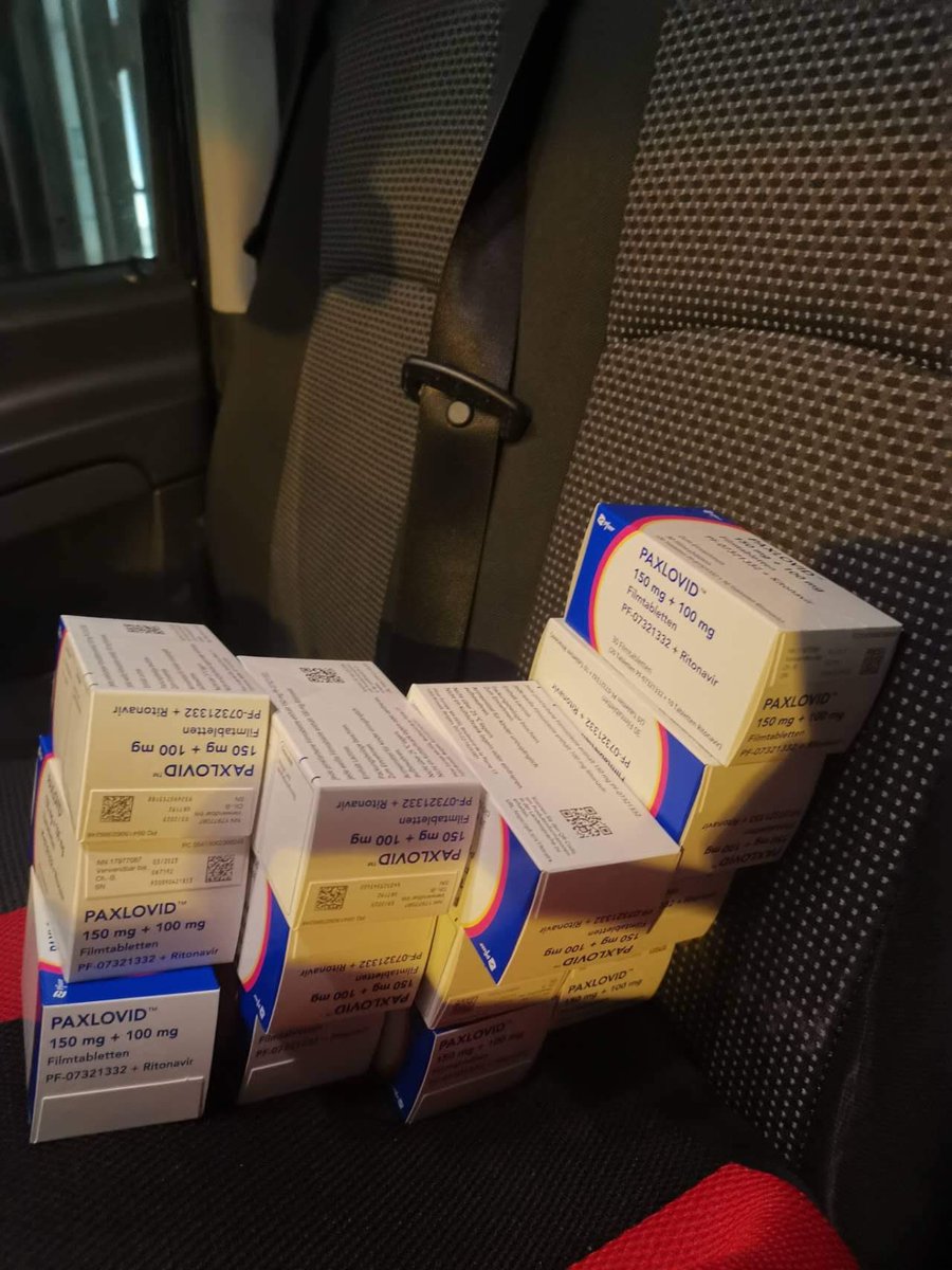 Ak209Ak's tweet photo. 1⃣一种Nirmatrelvir奈玛特韦，可阻断致病病毒复制所需特异酶的活性2⃣另一种是抗病毒药物Ritonavir利托那韦，可帮助减缓奈玛特韦的分解。⚠️Paxlovid 获批用于治疗年满 12 岁以上轻度至中度，风险较高的重症患者。 https://t.co/0i05vj7ury