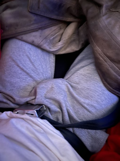 Landed in Paris 🇫🇷 Insta deleted this story in two seconds lol. Need extra leg room for my third leg😡