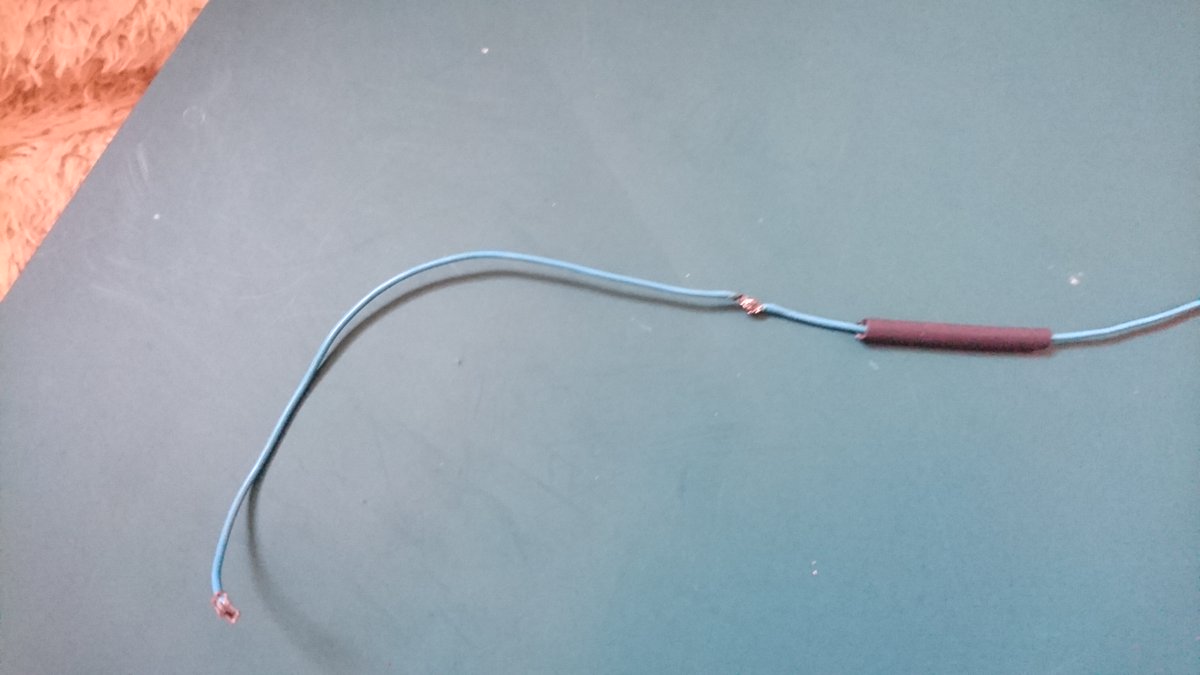Hawker_MH's tweet photo. ハンコンのボタンが反応しなくなり分解してみたらハンドルの中に通っている細い線が2本断線してた。
ハンダで補修して圧縮チューブで絶縁＆組みなおし。

もう煙が出そうになるまでハンドル回さないから壊れないでね❤ https://t.co/oZIHgzmepS