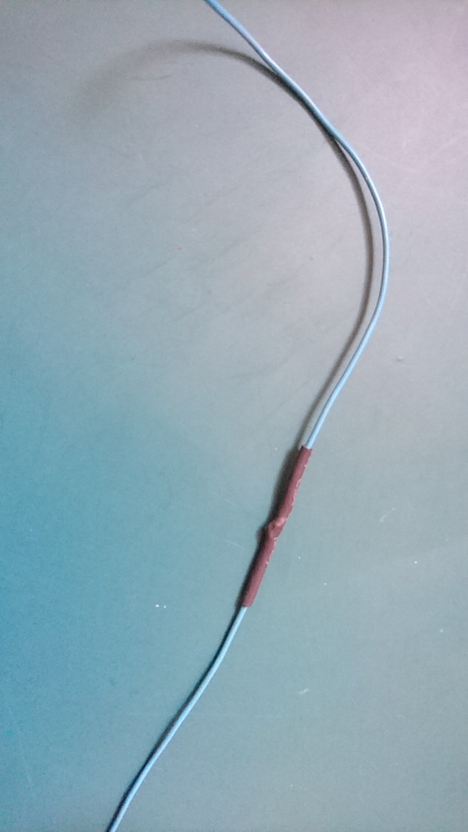 Hawker_MH's tweet photo. ハンコンのボタンが反応しなくなり分解してみたらハンドルの中に通っている細い線が2本断線してた。
ハンダで補修して圧縮チューブで絶縁＆組みなおし。

もう煙が出そうになるまでハンドル回さないから壊れないでね❤ https://t.co/oZIHgzmepS