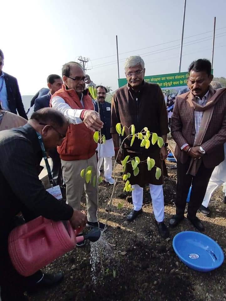 subhashshirodkr's tweet photo. It was an honour to plant a sapling to mark the #WaterVision@2047 program in the distinguished presence of Hon'ble Union Minister for Jal Shakti Shri Gajendra Singh Shekhawat ji @gssjodhpur and Hon'ble Chief Minister of Madhya Pradesh Shri Shivraj Singh Chouhan ji at Bhopal. https://t.co/qbbm8EXfCG