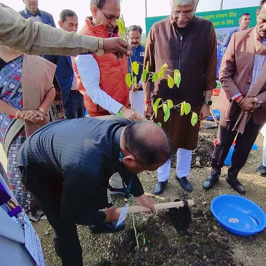 subhashshirodkr's tweet photo. It was an honour to plant a sapling to mark the #WaterVision@2047 program in the distinguished presence of Hon'ble Union Minister for Jal Shakti Shri Gajendra Singh Shekhawat ji @gssjodhpur and Hon'ble Chief Minister of Madhya Pradesh Shri Shivraj Singh Chouhan ji at Bhopal. https://t.co/qbbm8EXfCG