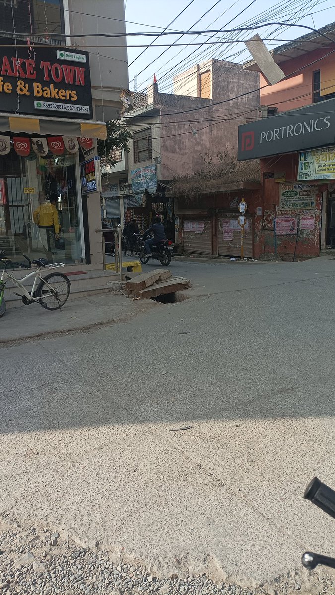 Inquilab_TFV's tweet photo. शिकायत जस की तस, कोई कार्रवाई नहीं। कमाल की बात है कि नहीं? @MCD_Delhi @SBM_MCD @DelhiJalBoard @MeenaTarunYadav @kgahlot https://t.co/Qb9hAP3Jc9