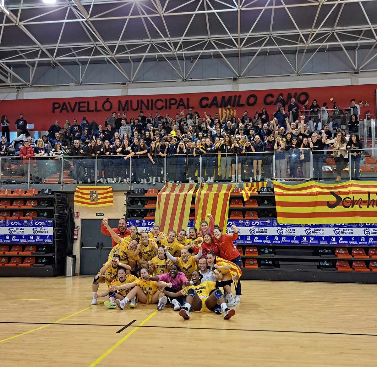 FedCatHandbol's tweet photo. #SCJF ✌️
#HandbolCatalà #CESA2023 #SelCatHandbol https://t.co/es3X7ug60Z
