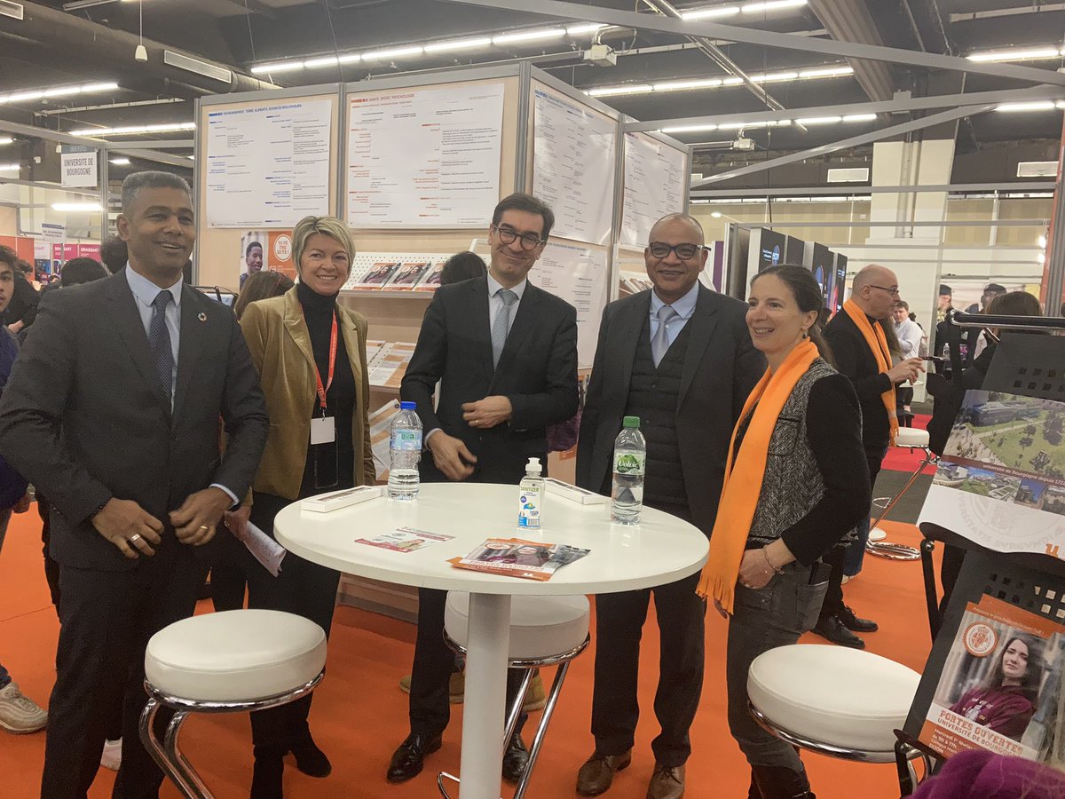 univbourgeurope's tweet photo. Dijon, ville où il fait bon étudier !! @vin_thomas @NNgahane et @DenisHameau ont reçu ce matin le trophée à l’occasion de l’inauguration du salon de @letudiant de @dijon https://t.co/tywHcGWGOW