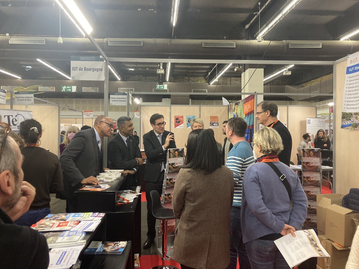 univbourgeurope's tweet photo. Dijon, ville où il fait bon étudier !! @vin_thomas @NNgahane et @DenisHameau ont reçu ce matin le trophée à l’occasion de l’inauguration du salon de @letudiant de @dijon https://t.co/tywHcGWGOW