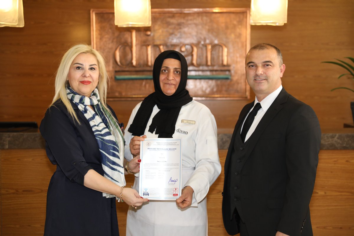 Gaziantep Ticaret Odası (@gaziantepto) on Twitter photo 📄GTO MYM BİR İLKE DAHA İMZA ATTI🖊️
👨🍳 GTO Mesleki Yeterlilik Merkezi (<a href="/gtomym/">GTO Mesleki Yeterlilik Merkezi</a>), Gaziantep Divan Otelinin mutfak şeflerini "Aşçı-Seviye 4" Mesleki Yeterlilik Belgesi sınavlarına tabi tutarak, başarılı olanlara "Aşçılık" belgelerini teslim etti.🤝#NitelikliİşGücü👍 📄GTO MYM BİR İLKE DAHA İMZA ATTI🖊️
👨🍳 GTO Mesleki Yeterlilik Merkezi (<a href="/gtomym/">GTO Mesleki Yeterlilik Merkezi</a>), Gaziantep Divan Otelinin mutfak şeflerini "Aşçı-Seviye 4" Mesleki Yeterlilik Belgesi sınavlarına tabi tutarak, başarılı olanlara "Aşçılık" belgelerini teslim etti.🤝#NitelikliİşGücü👍
