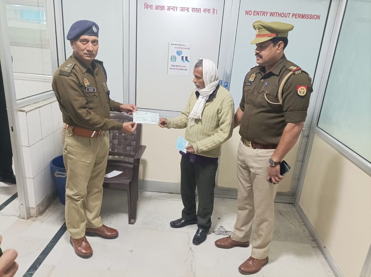 CP_Noida's tweet photo. .@CP_Noida के निर्देशानुसार डीसीपी मुख्यालय द्वारा गौतमबुद्धनगर पुलिस की तरफ से घायल छात्रा स्वीटी के परिजनों को आर्थिक मदद हेतु 11 लाख रुपए दिए गए जिसमें पुलिस कमिश्नर द्वारा 01 लाख रुपए का अतिरिक्त चेक दिया गया जिससे छात्रा को बिना किसी रुकावट के बेहतर इलाज मिल सके। https://t.co/yFABo4SQKn