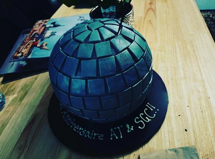 arcticmolnkeys's tweet photo. Alex Turner ganhou um bolo mirrorball de aniversário 🥰 

📸: mattandsteve https://t.co/bLkoA8gpZq