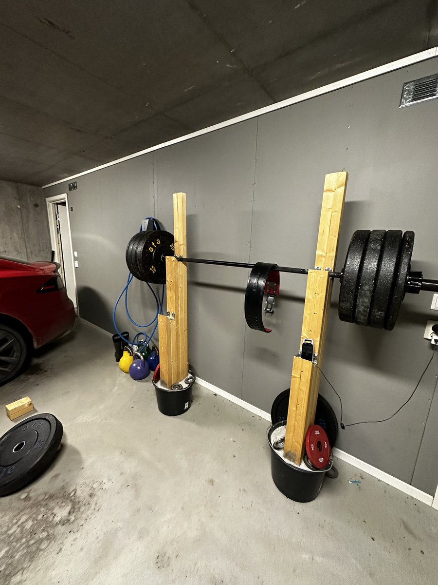 espeninvest's tweet photo. En av mine beste investeringer. Reddet inn 50+ økter siden april 2020 med både lockdown, små barn og nå sykt barn🙌🏻
Supersett Knebøy + loaded pushups for de interesserte
#fittwit ⬅️❓ https://t.co/ruYnxUPYD9