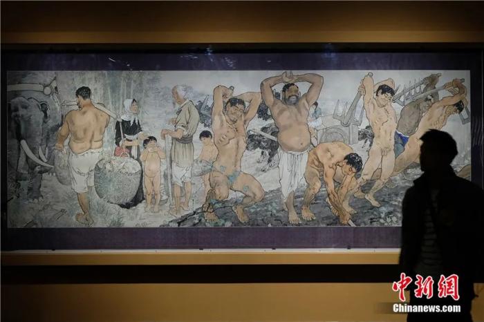 CNS1952's tweet photo. 【#東西問 | 孫向晨：現代世界如何走向“天下一家”？】在文化厚厚的包裹中，“家”的深處究竟與西方哲學中的“家”有何不同？“家”能否在普遍化、去語境化的論述中成為普遍的哲學論題？中新社“東西問”日前就此獨家專訪復旦大學哲學學院院長、通識教育中心主任孫向晨教授。https://t.co/cXxyGmW53j https://t.co/892f74Ui2a