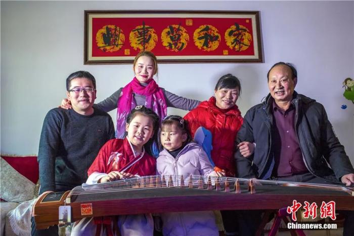 CNS1952's tweet photo. 【#東西問 | 孫向晨：現代世界如何走向“天下一家”？】在文化厚厚的包裹中，“家”的深處究竟與西方哲學中的“家”有何不同？“家”能否在普遍化、去語境化的論述中成為普遍的哲學論題？中新社“東西問”日前就此獨家專訪復旦大學哲學學院院長、通識教育中心主任孫向晨教授。https://t.co/cXxyGmW53j https://t.co/892f74Ui2a