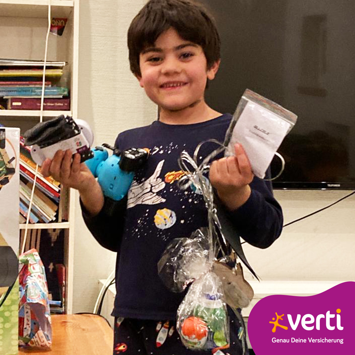 Verti_DE's tweet photo. Strahlende Kinderaugen bei der Bescherung in der Kinder- und Jugendhilfeeinrichtung #HausPius.🤩 Die Freude unter den Kindern war riesengroß. Gestiftet und liebevoll verpackt, wurden die Geschenke traditionell von unseren Mitarbeitenden.🧡  #TeamVerti #VertiVersicherung #GutesTun https://t.co/68omFBAs9V