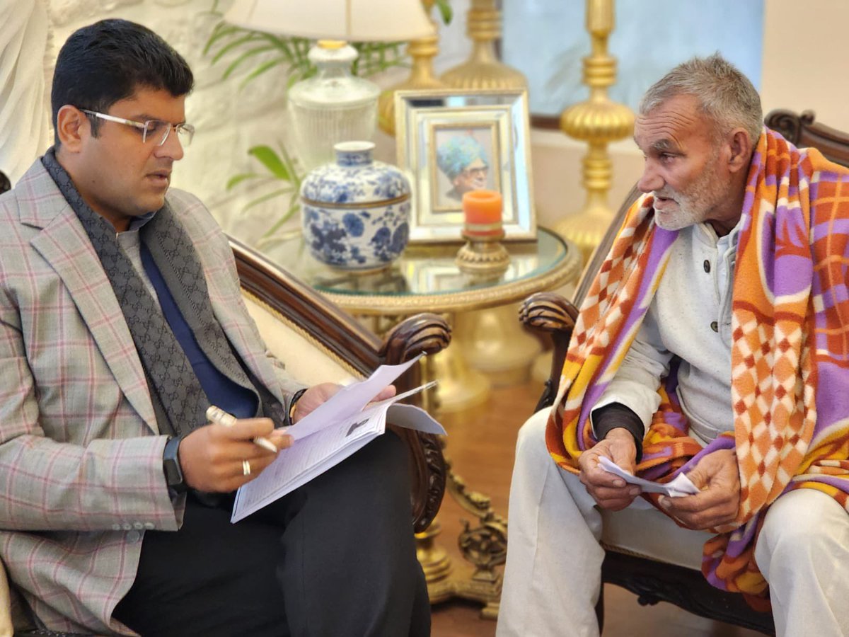 Dchautala's tweet photo. जीवन हो जाता है कितना फिर सरल देखिए,
समस्या मत देखिए, बस उसका हल देखिए।

चंडीगढ़ आवास पर। https://t.co/9qogsUYCZy