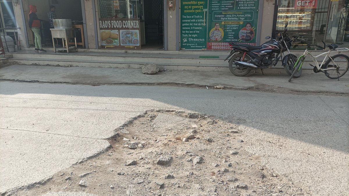 Inquilab_TFV's tweet photo. पपरावट रोड,नजदीक #Axis bank #ATM, 28 फुटा रोड के T-point पर ये गड्ढ़ा भरा जाए। @MCD_Delhi @kgahlot @DelhiJalBoard @MeenaTarunYadav https://t.co/5tXcsVZSbl