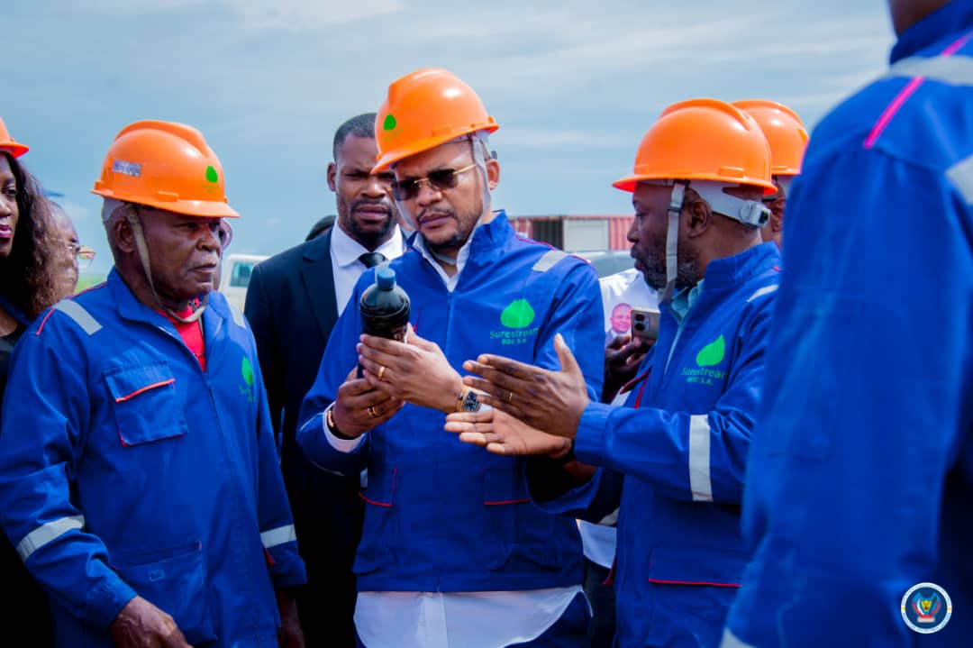 drackNgoy4's tweet image. #CONGO_EZOBONGA:Le patron des hydrocarbures Me @DidierBudimbu montre sa détermination d'accompagner la vision du chef de l'État @fatshi13,il a visité  les installations de la société #surestram une entreprise congolaise qui va évoluer dans l'exploitation de pétrole à #Moanda.