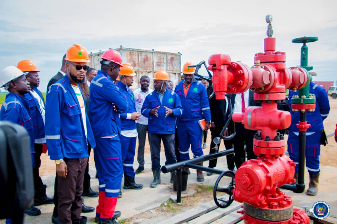 drackNgoy4's tweet image. #CONGO_EZOBONGA:Le patron des hydrocarbures Me @DidierBudimbu montre sa détermination d'accompagner la vision du chef de l'État @fatshi13,il a visité  les installations de la société #surestram une entreprise congolaise qui va évoluer dans l'exploitation de pétrole à #Moanda.