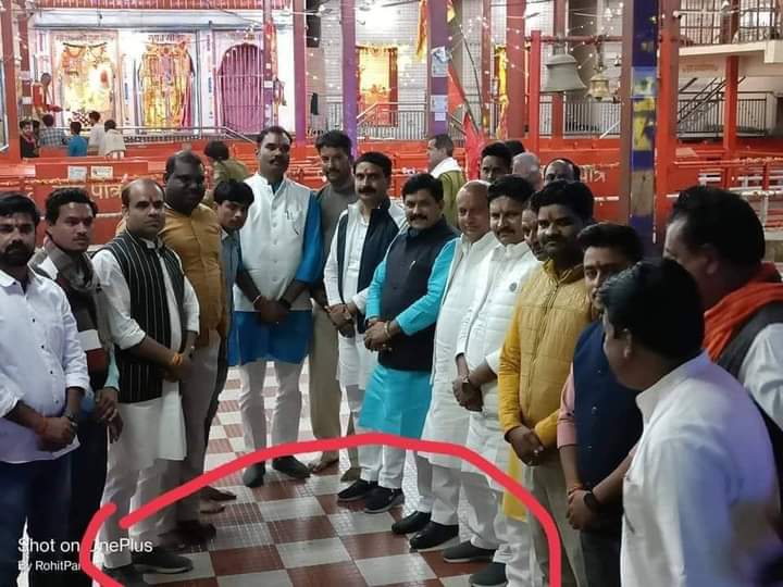 अब हिंदुत्व खतरे में नही होगा शायद!!

करीला माई के दरबार में सभी धर्म प्रेमीबंधु जूते पहनकर फोटोग्राफी का आनंद उठाते हुए! 
माई इन सभी धर्मप्रेमी बंधुओ को सद्बुद्धि प्रदान करें!!
#सांसद #JilaPanchayatAdhyaksh
<a href="/OfficeOfKNath/">Kamal Nath</a> <a href="/digvijaya_28/">Digvijaya Singh</a> <a href="/JVSinghINC/">Jaivardhan Singh</a>