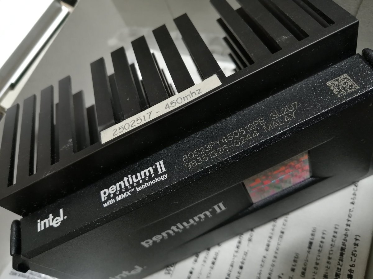 sakopon's tweet photo. 部屋を片付けていたら懐かしのペンツーが!
#intel #pentium2 #cpu https://t.co/VlQhNmE6jW