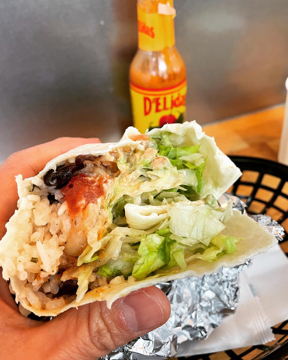 kagjun's tweet photo. 笹塚「ARE CORE」（リンゴ飴）と、「MIL TACOS」（ブリトー）の定番コース初め。
年末年始はどうしても食のペースやバランスが崩れるから、こうやって定番お気に入りコースに戻ると安心するw
何気に野菜と果物もしっかり摂れるしね！

#arecore #リンゴ飴 #miltacos #ミルタコス #タコス #ブリトー https://t.co/CrLfXcy2WS